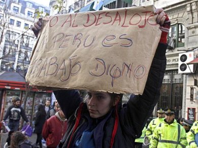 Los artesanos resisten el desalojo en la calle Perú