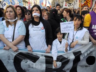 La Justicia ordenó la reincorporación de los docentes suspendidos