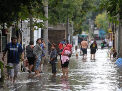 Vecinos del barrio Mitre reclaman a Macri las obras de desagüe del DOT