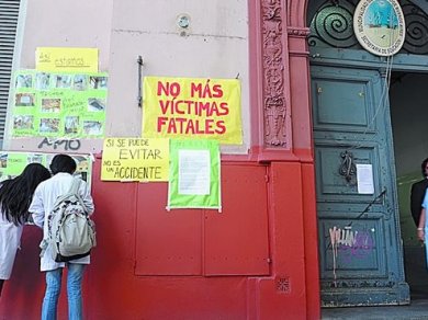 Abrazo simbólico por la muerte de un obrero en la escuela 17