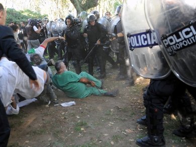 Movilización a la Legislatura en repudio a la represión en el Borda