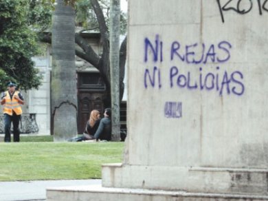 Parque Lezama: Santilli se comprometió a suspender el enrejado