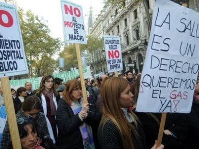 Marcha blanca por la crisis sanitaria en la ciudad