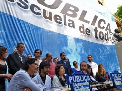 La Defensoría presentó un amparo contra las inscripciones on line en las escuelas porteñas