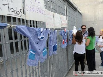 Protesta contra aulas container en La Boca