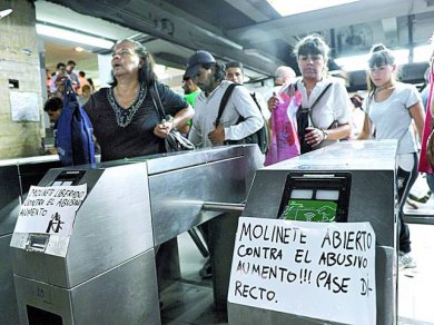 Rechazos y marcha atrás con el aumento de los subtes