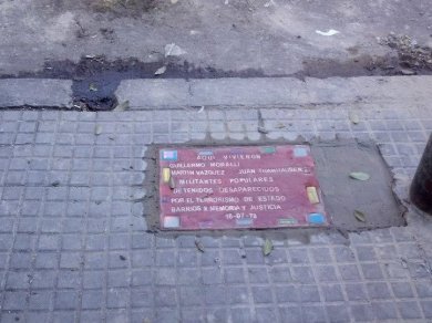 Una baldosa, tres militantes y mil memorias