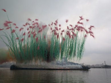 Tango en fuegos artificiales sobre el Riachuelo