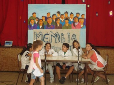 Baldosas por la memoria en la escuela