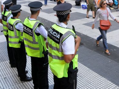 Tres agentes de la Metropolitana acusados de golpear a cuatro jóvenes y su madre