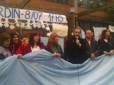 Paro en apoyo a las dos maestras separadas de sus cargos