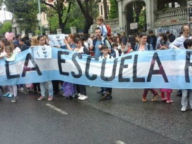 Movilización en contra de la cesión de terrenos de una escuela a la Iglesia