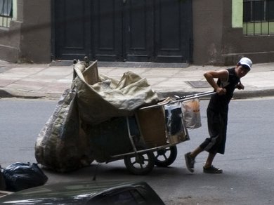 La UCA advirtió que 400 mil persona cayeron en la indigencia