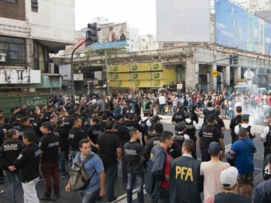 Represión en el desalojo de manteros en Once