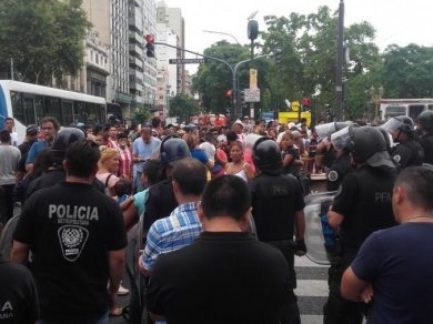 Vuelven a reprimir a los manteros en Once