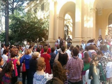 La policía irrumpió en una clase pública en el Mariano Acosta