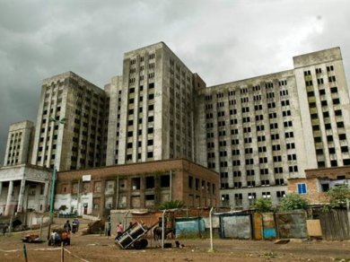 Buscan frenar el desalojo del Elefante Blanco 