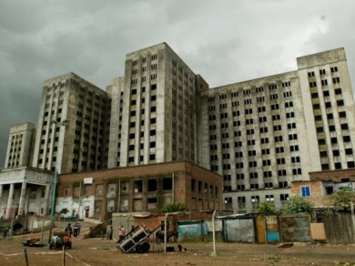 Peligro de desalojo en el Elefante Blanco