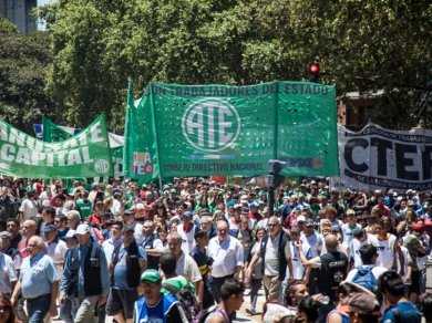 Paro y movilización de estatales contra los despidos