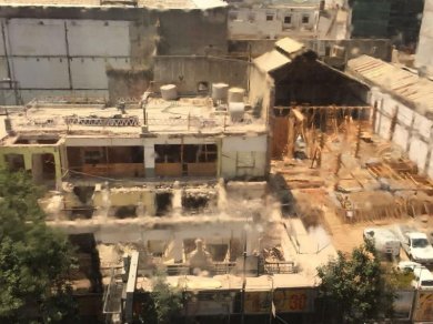 Una escuela bajo escombros