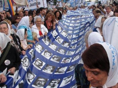 Marcha única para conmemorar el 42°aniversario del golpe