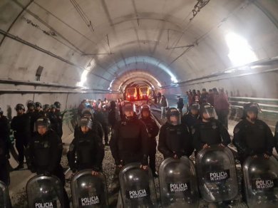 Represión y paro total en el subte
