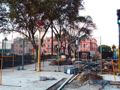 Rejas ilegales en la Plaza de Mayo 