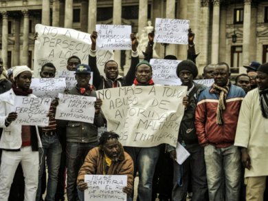 Migrantes senegaleses denuncian abusos policiales en la Legislatura