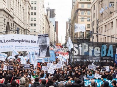 Multitudinaria marcha contra los despidos en Télam