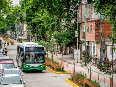 Dos líneas de colectivo circulan por la villa 31