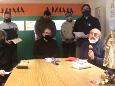 Curas villeros reclaman ambulancias